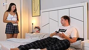 स्टेप ब्रदर वर्जिन स्टेप सिस्टर की टाइट चूत लेता है कम इनसाइड के साथ