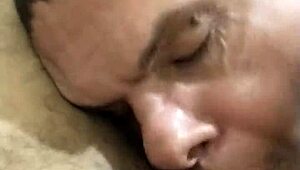 chupando e tomando o leite do entregador?