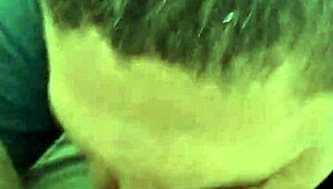 chupando e tomando o leite do entregador?