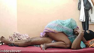 एशियन मिल्फ 18+ यंग नेबर के साथ स्टेमी रैंच ग्रुप एक्शन में धोखा देती है