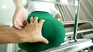 टीचर बिग अस गर्ल को क्लासरूम में बेंड ओवर करके चोदता है