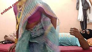 एशियन मिल्फ 18+ यंग नेबर के साथ स्टेमी रैंच ग्रुप एक्शन में धोखा देती है