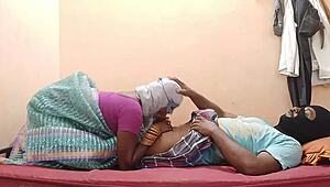 एशियन मिल्फ 18+ यंग नेबर के साथ स्टेमी रैंच ग्रुप एक्शन में धोखा देती है