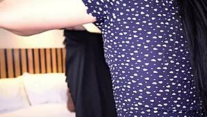 जब स्टीपमदर होटल बेड शेयर करती है तो क्या हो सकता है?