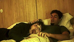 no puedo dejar de tocarme y meto mi pene en la boca de mi hermanastra casi nos pillan