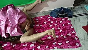 हाईटेकप्लेस अपडेट में गृहिणी बेडरूम में