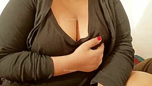 Hey, look at this big tits girl flashing her boobs!