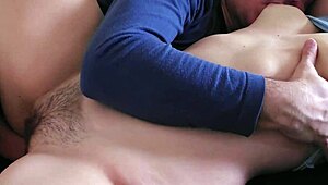 डैडी, तुम्हारा ह्यूज कॉक दर्द देता है, लेकिन निपल्स चूसने से मैं उसके अंदर कम करता हूँ