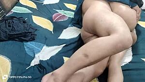 हॉर्नी देसी कपल रात को हार्ड बांग करता है, काफी नहीं मिलता! 😍