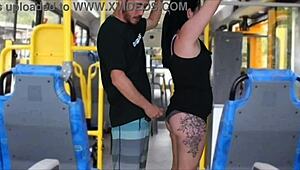 अनरियल, यह गाय पब्लिक बस में उसकी गैंड पर लंड रगड़ता है जब तक फिनिश नहीं करता!