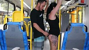 अनरियल, यह गाय पब्लिक बस में उसकी गैंड पर लंड रगड़ता है जब तक फिनिश नहीं करता!