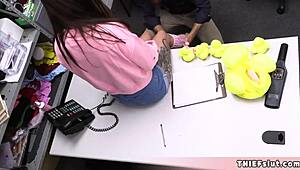 क्यूट टीचर कैच्ड स्टीलिंग, अब पस्सी से पे करना पड़ेगा 😜