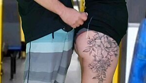 अनरियल, यह गाय पब्लिक बस में उसकी गैंड पर लंड रगड़ता है जब तक फिनिश नहीं करता!