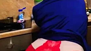 stepmom invites stepdaughter for pussy fucking