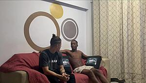 Meu Enteado e Amigo Me Pegaram pra DP, Caramba! 🔥