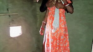 बंगाली सेक्सी लड़की गर्म गांव सीन में टॉय से खेलती है।