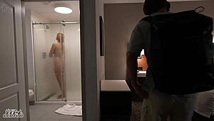 Hotel mix-up leads to sloppy midnight hook-up 😏