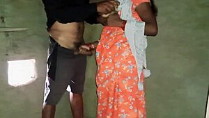 बंगाली सेक्सी लड़की गर्म गांव सीन में टॉय से खेलती है।