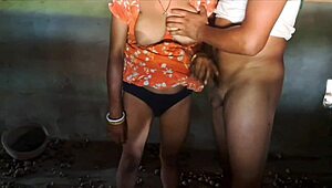 बंगाली सेक्सी लड़की गर्म गांव सीन में टॉय से खेलती है।