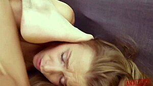 एथलेटिक यंग स्लट एलेक्सिस क्रिस्टल हार्ड एनल फिस्टिंग लेती है