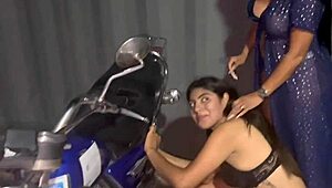 हॉर्नी सौतेली माँ अभी रफ और वाइल्ड फक के लिए चिल्लाती है