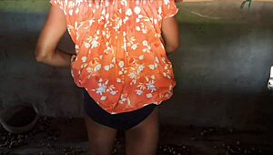 बंगाली सेक्सी लड़की गर्म गांव सीन में टॉय से खेलती है।