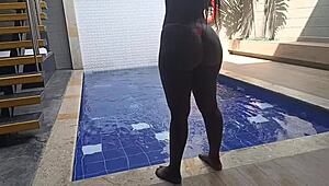 un día de piscina con mi vecina culona turns steamy fast