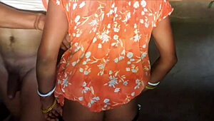 बंगाली सेक्सी लड़की गर्म गांव सीन में टॉय से खेलती है।