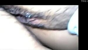 देसी आंटी पति के जाने पर अकेली में मस्ती करते हुए पकड़ी गई