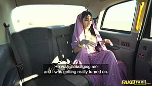 फेक टैक्सी बंगाली नर्स अपने टाइट एशियन पस्सी में बिग लंड हैंडल करती है