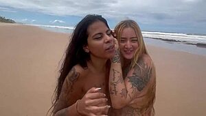 fudendo a gostosa na praia com todo mundo vendo