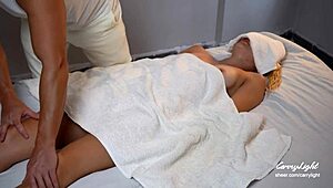 परवर्ट मसाजर बहुत ज्यादा हैंडी हो जाता है, क्लाइंट्स को ऑइल्ड-अप एक्शन से चिल्लाता है।