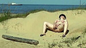 क्या कभी सोचा है कि समुद्र तट पर रसीली औरत को वाइल्ड बनाने में मदद करूँ?