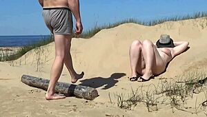 क्या कभी सोचा है कि समुद्र तट पर रसीली औरत को वाइल्ड बनाने में मदद करूँ?