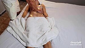 परवर्ट मसाजर बहुत ज्यादा हैंडी हो जाता है, क्लाइंट्स को ऑइल्ड-अप एक्शन से चिल्लाता है।