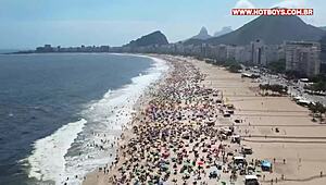 Os novinhos cariocas banging the ass of that russian tourist