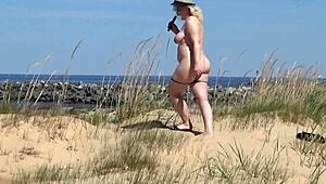 क्या कभी सोचा है कि समुद्र तट पर रसीली औरत को वाइल्ड बनाने में मदद करूँ?