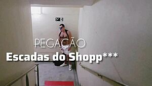 Encontrei dois caras transando nas escadas do shopping e resolvi participar com bareback