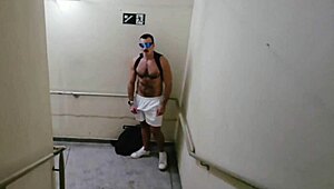 Encontrei dois caras transando nas escadas do shopping e resolvi participar com bareback