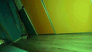 सौतेली माँ पति की यात्रा के दौरान सौतेले बेटे के साथ बिस्तर साझा करती है