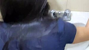 Me la cojo r�pido en el ba�o la acabo de conocer en una fiesta y me la cojo en el ba�o del antro