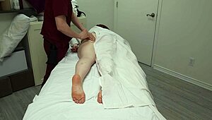 हॉट रेडहेड ट्रॉफी बीवी मालिश के बहाने लौटी चुदाई की प्यासी