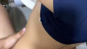 Me la cojo r�pido en el ba�o la acabo de conocer en una fiesta y me la cojo en el ba�o del antro