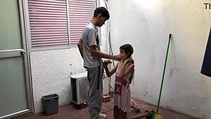 मेरी स्टेपसिस्टर ने मुझे मांगा और मैंने उसका मुंह क्यूम से भर दिया!