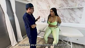 कोलंबियन मिल्फ ला लुसरो को युवा डॉक्टर बड़े लंड से पेलता है चुचियां चूसते हुए