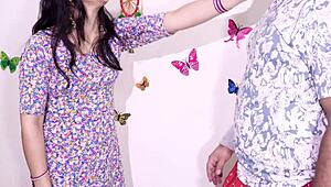 एक्सट्रीम टाइट अस्स आंटी रिपेयर के दौरान नेबर बॉय को सेड्यूस करती है। हिंदी ऑडियो रॉ पैशन जोड़ता है।