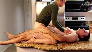 स्विंगिंग मेच्योर मिल्फ बिग टिट्स वाली हार्ड पाउंडेड हुई। किचन काउंटर डॉगीस्टाइल सेंट्रल बन गया।