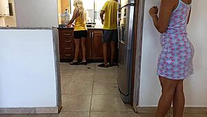 a escondida de mi madrastra, tengo sexo con su esposo en casa