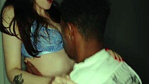 जब उसका हसबैंड दूर होता है, तो वह हंग ब्लैक स्टड्स को हार्ड बांग करना चाहती है