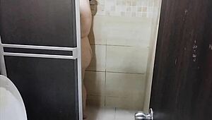 लातीना एमेच्योर अपनी चूत इस्तेमाल करने के लिए भीख मांगती है नहाने से पहले